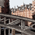 Foto Rundgang Hamburg Speicherstadt: Brckendetail und Dachgiebel. Fotograf: Matthias Krttgen