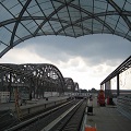 Foto Rundgang Hafencity: Blick von Elbbrcken durch Fenster auf Elbe. Fotografin: Maren Cornils