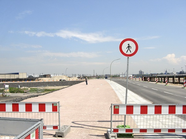 Foto Rundgang Hafencity: Blick von Elbbr�cken durch Fenster auf Elbe. Fotografin: Maren Cornils